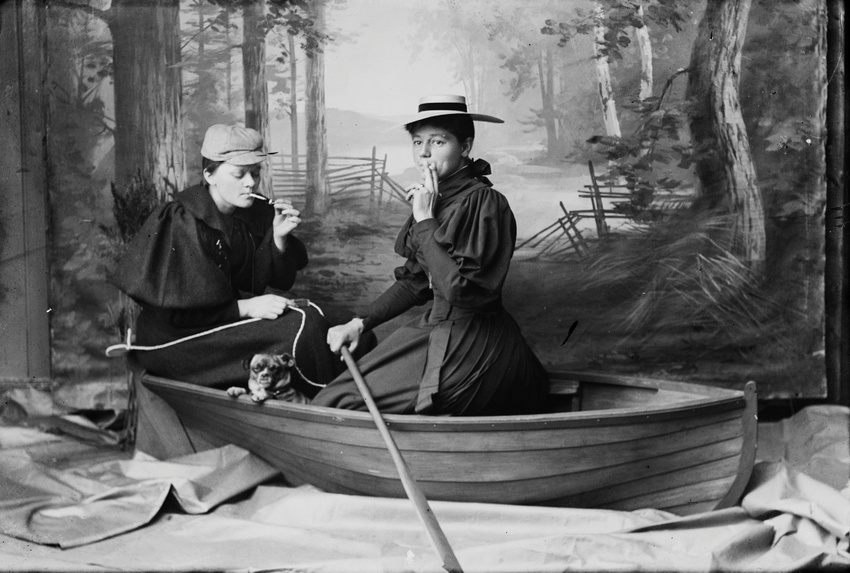 Download the full-sized image of Marie Høeg Sits on a Boat with Tuss and Ingeborg Berg