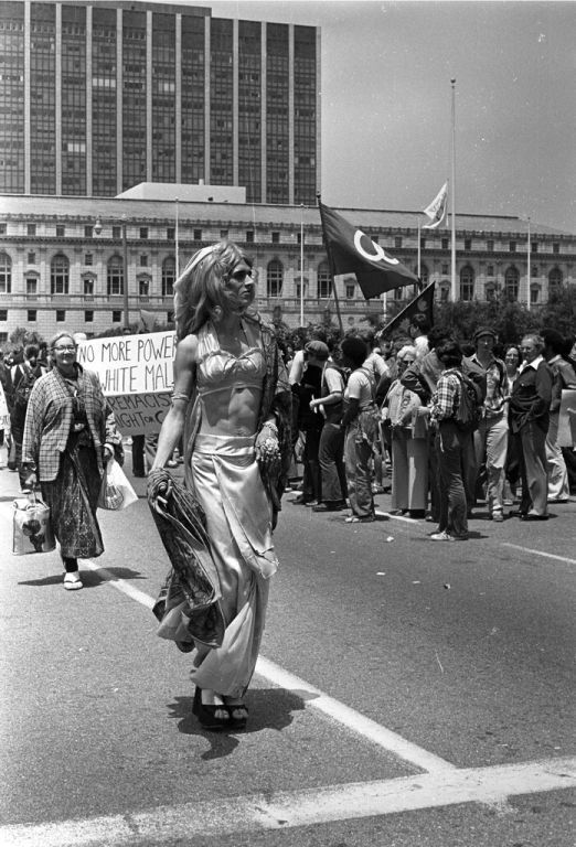 Download the full-sized image of 1977 San Francisco Gay Day Parade (2)