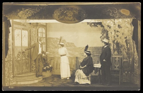 Download the full-sized image of Actors performing 'L'idée de Françoise'. Photographic postcard, 191-.