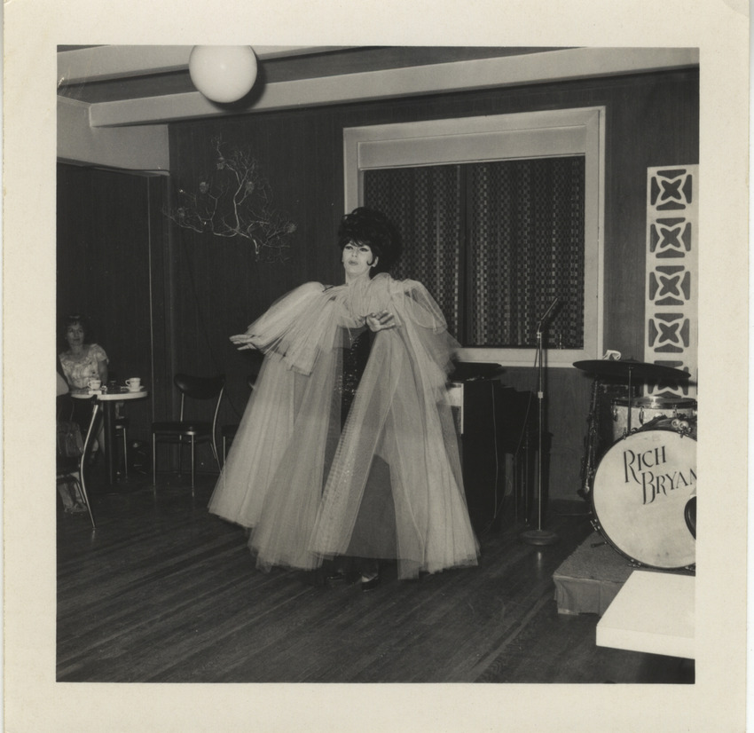 Download the full-sized image of Victoria Fernandez performing