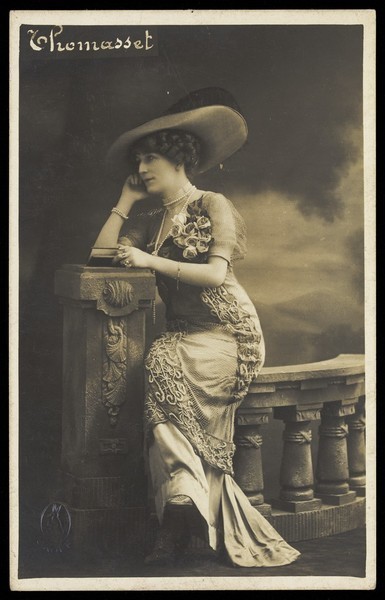 Download the full-sized image of Thomasset, an actor in drag, poses wearing a large hat. Photographic postcard, 190-.