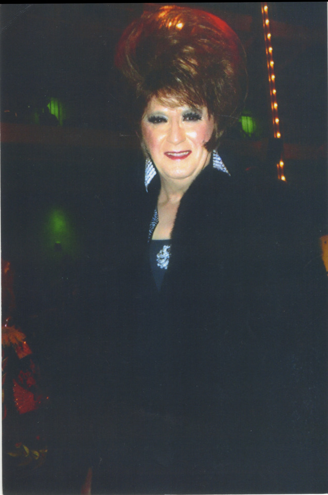 Download the full-sized image of Photo of Unknown Queen in Brown Wig