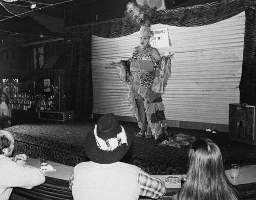 Download the full-sized image of Hotcha Hinton performing in long layered dress