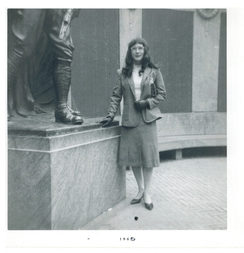 Download the full-sized image of Alison Laing With Statue