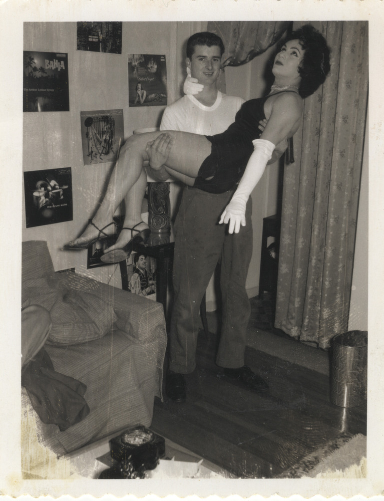 Download the full-sized image of Victoria Fernandez lifted in a companion's arms